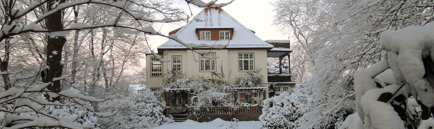 Haus im Winter mit Schnee